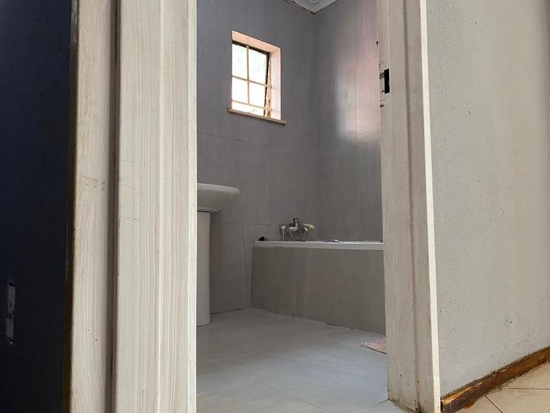 2 Bedroom Property for Sale in Zola Gauteng