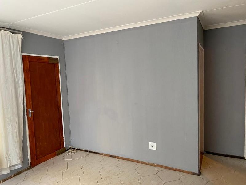 2 Bedroom Property for Sale in Zola Gauteng