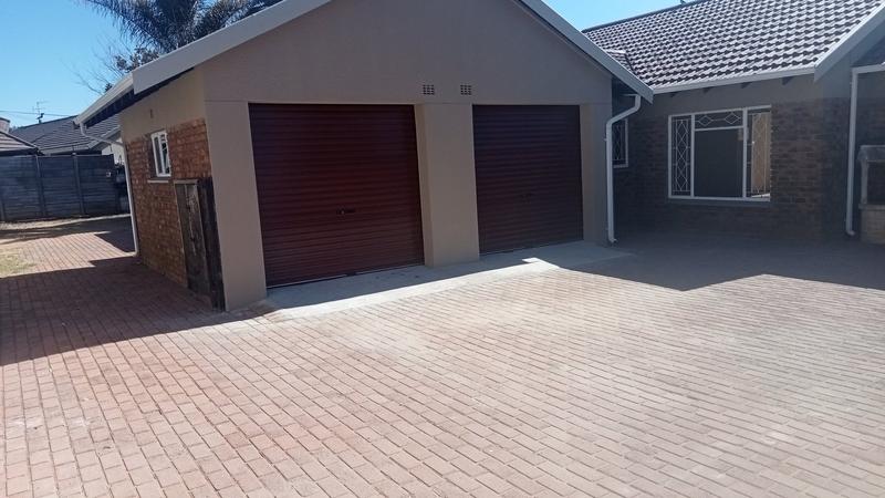 2 Bedroom Property for Sale in Roodepoort Gauteng