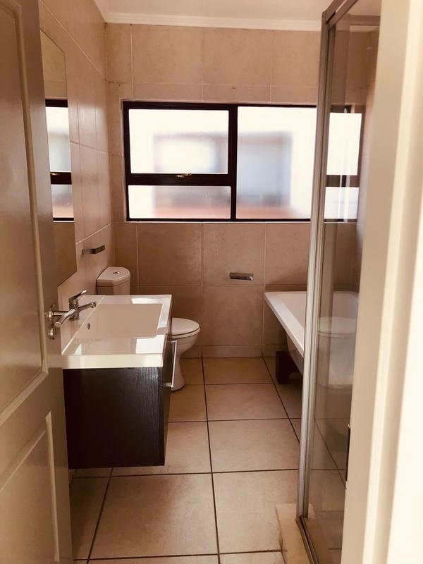 To Let 2 Bedroom Property for Rent in Greenstone Hill Gauteng