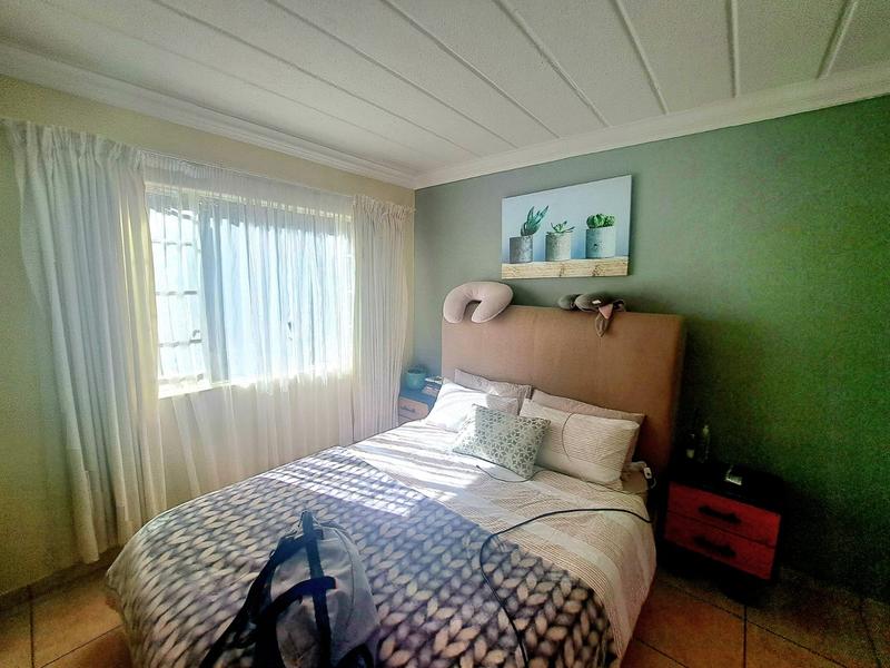 2 Bedroom Property for Sale in Die Hoewes Gauteng