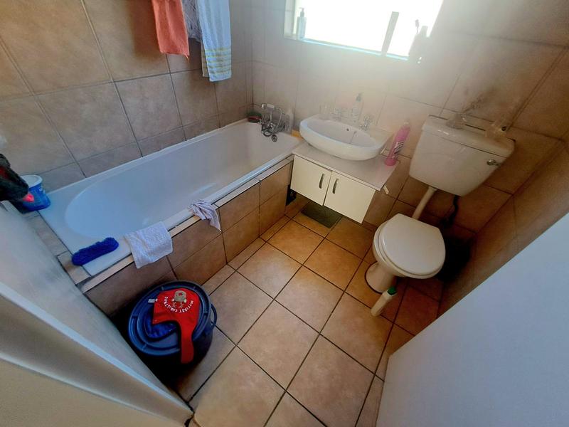 2 Bedroom Property for Sale in Die Hoewes Gauteng