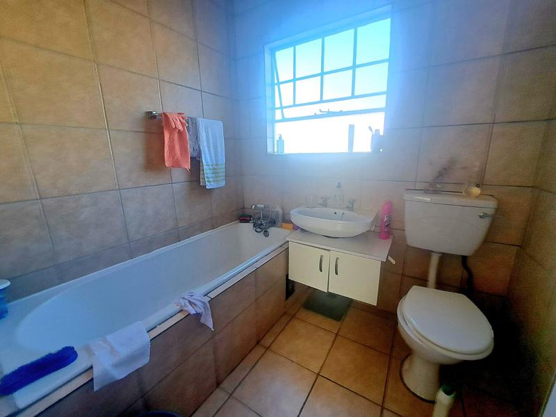 2 Bedroom Property for Sale in Die Hoewes Gauteng