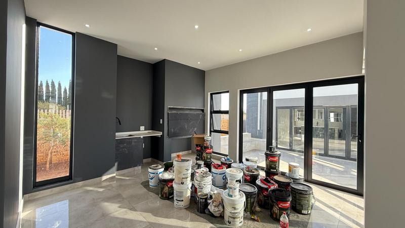 5 Bedroom Property for Sale in Midstream Heights Gauteng