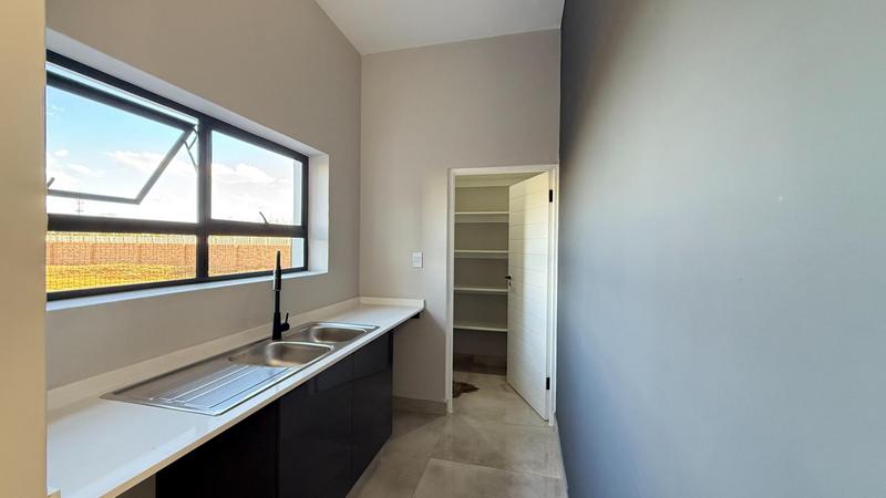 5 Bedroom Property for Sale in Midstream Heights Gauteng