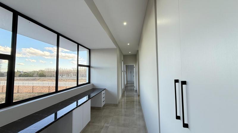 5 Bedroom Property for Sale in Midstream Heights Gauteng
