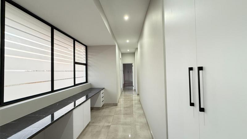 5 Bedroom Property for Sale in Midstream Heights Gauteng