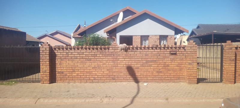 5 Bedroom Property for Sale in Protea Glen Gauteng