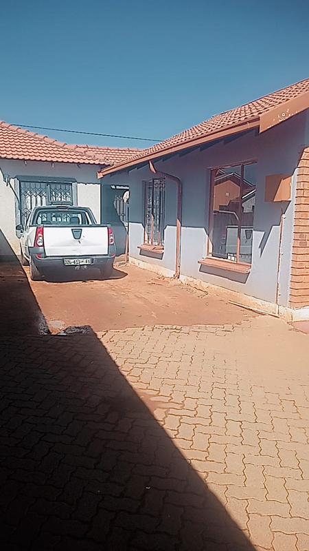 5 Bedroom Property for Sale in Protea Glen Gauteng