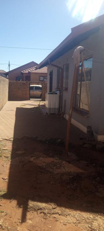 5 Bedroom Property for Sale in Protea Glen Gauteng