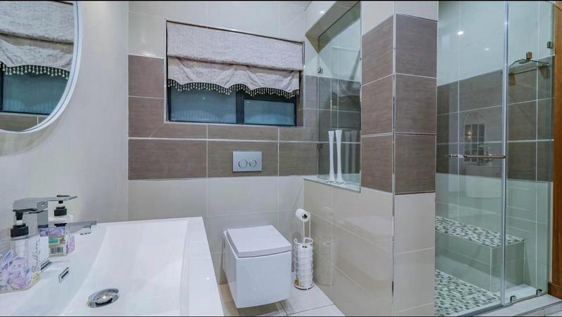5 Bedroom Property for Sale in Featherbrooke Estate Gauteng