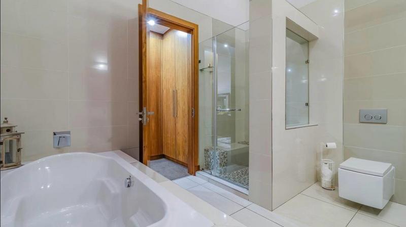 5 Bedroom Property for Sale in Featherbrooke Estate Gauteng