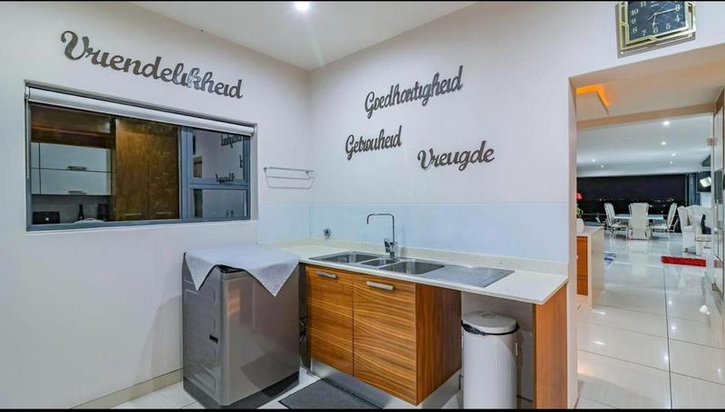 5 Bedroom Property for Sale in Featherbrooke Estate Gauteng
