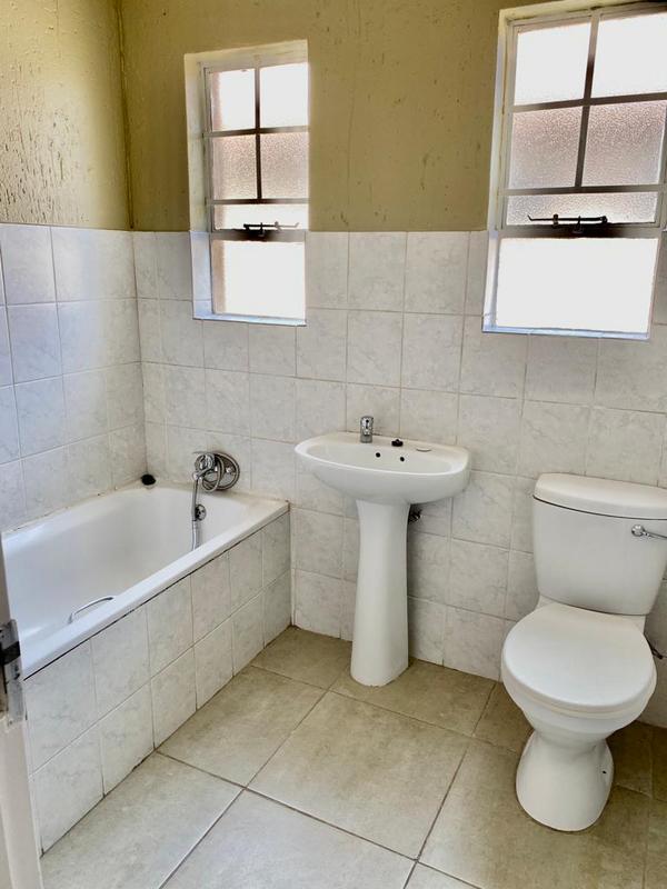 To Let 2 Bedroom Property for Rent in Sonneveld Gauteng