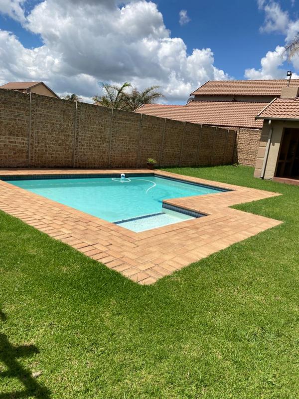 To Let 2 Bedroom Property for Rent in Sonneveld Gauteng