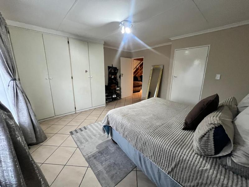 To Let 4 Bedroom Property for Rent in Sonneveld Gauteng