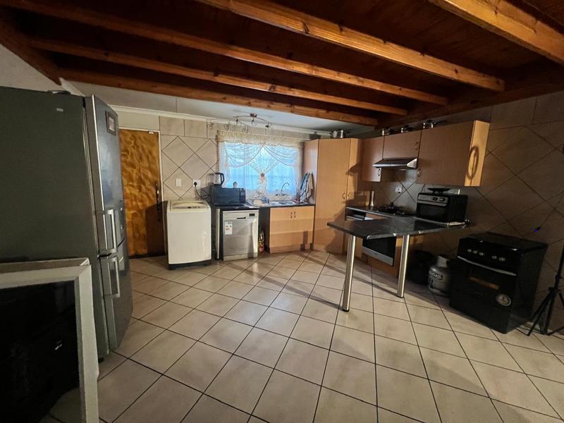 To Let 4 Bedroom Property for Rent in Sonneveld Gauteng