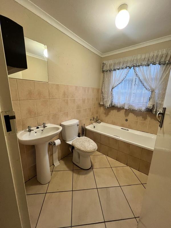 To Let 4 Bedroom Property for Rent in Sonneveld Gauteng