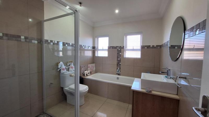 To Let 4 Bedroom Property for Rent in Midstream Estate Gauteng