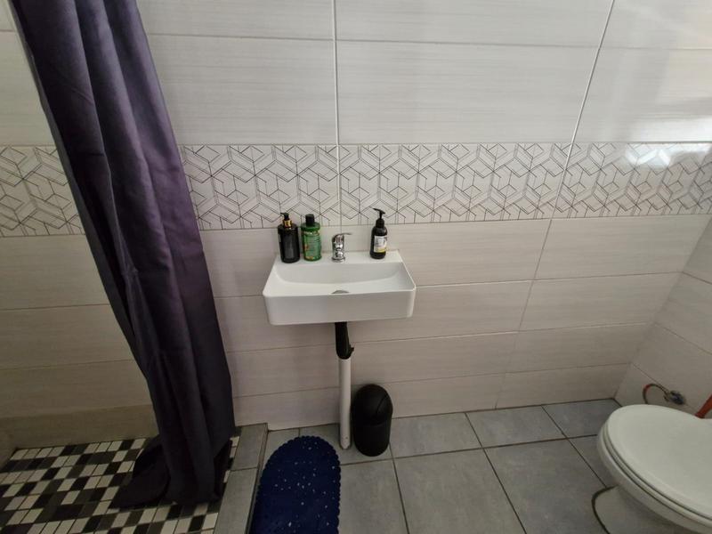 To Let 1 Bedroom Property for Rent in Rhodesfield Gauteng