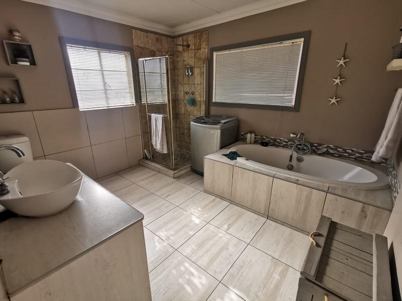 5 Bedroom Property for Sale in East Geduld Gauteng