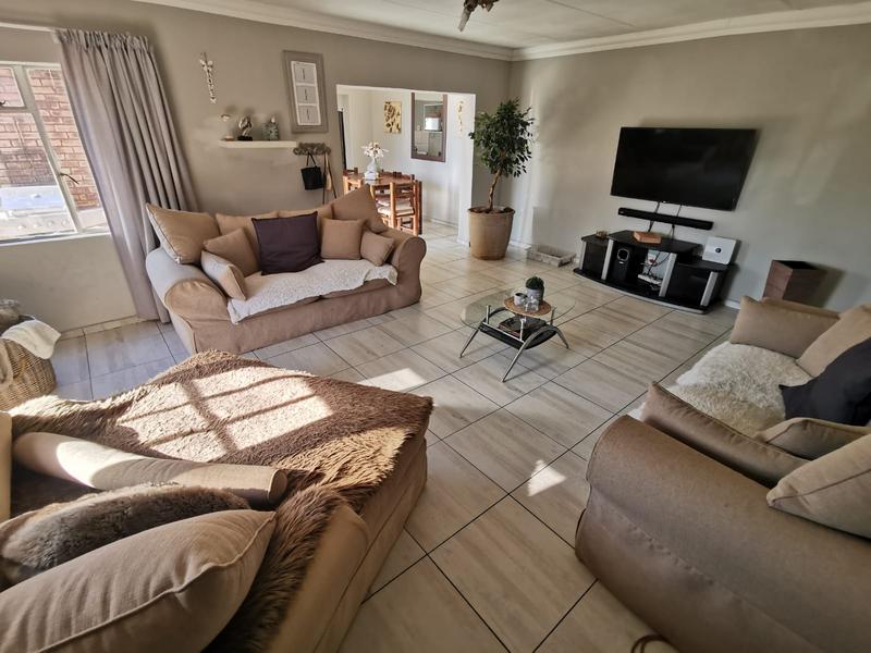 5 Bedroom Property for Sale in East Geduld Gauteng
