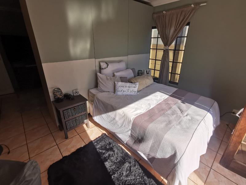 5 Bedroom Property for Sale in East Geduld Gauteng