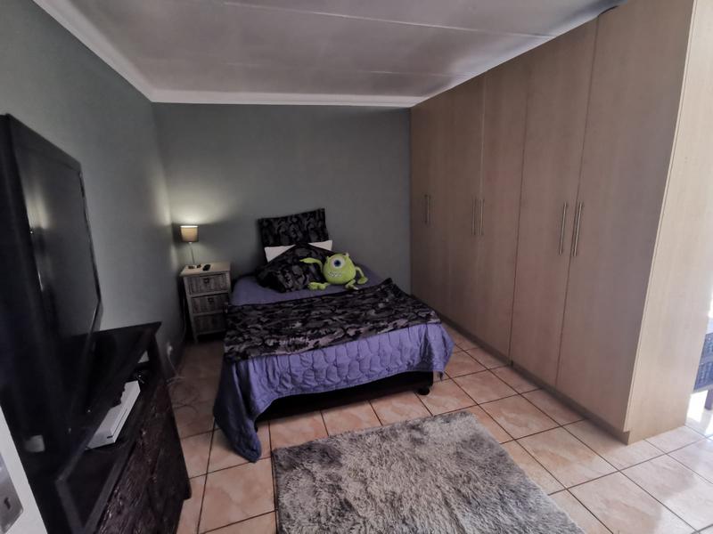 5 Bedroom Property for Sale in East Geduld Gauteng