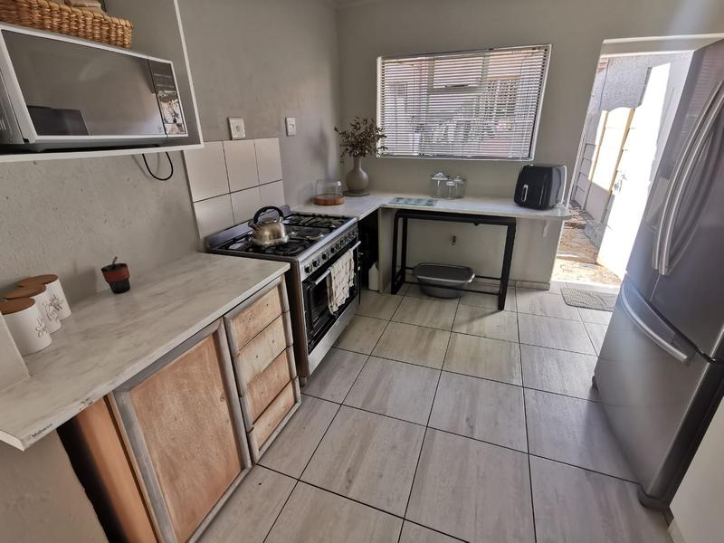 5 Bedroom Property for Sale in East Geduld Gauteng