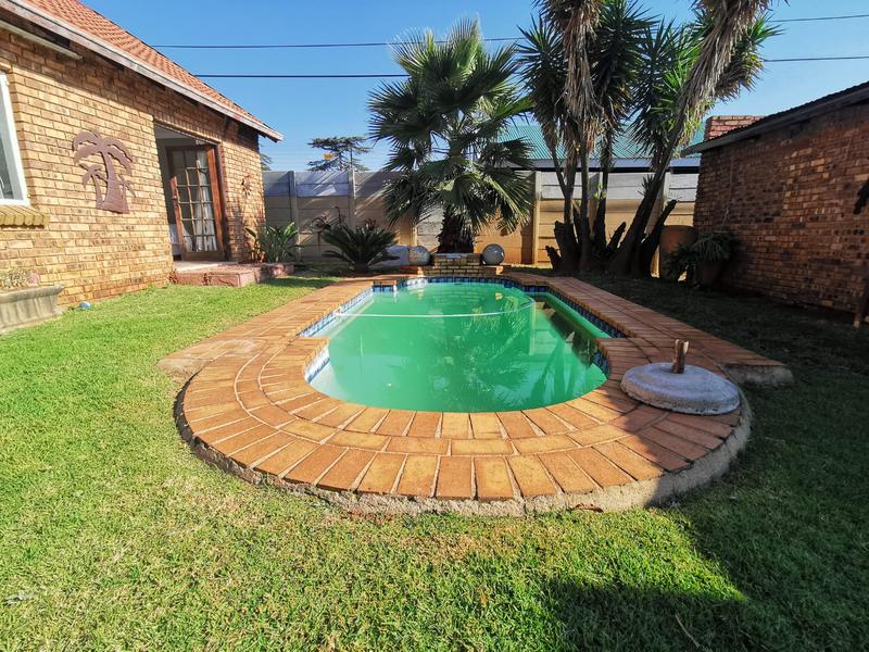 5 Bedroom Property for Sale in East Geduld Gauteng