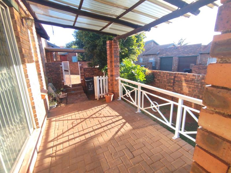 To Let 2 Bedroom Property for Rent in Weltevreden Park Gauteng
