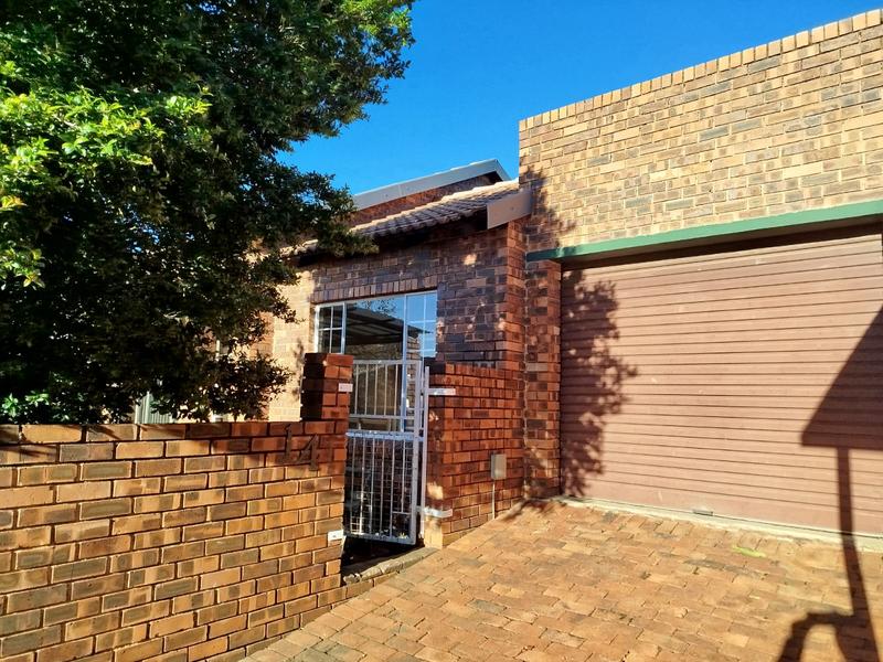 To Let 2 Bedroom Property for Rent in Weltevreden Park Gauteng