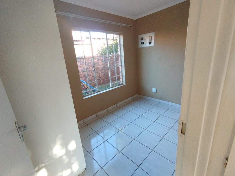 To Let 2 Bedroom Property for Rent in Weltevreden Park Gauteng