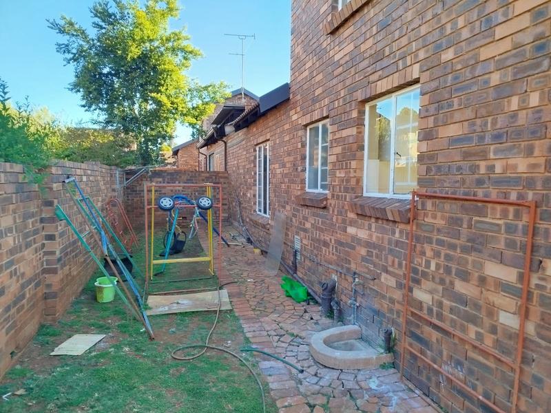 To Let 2 Bedroom Property for Rent in Weltevreden Park Gauteng