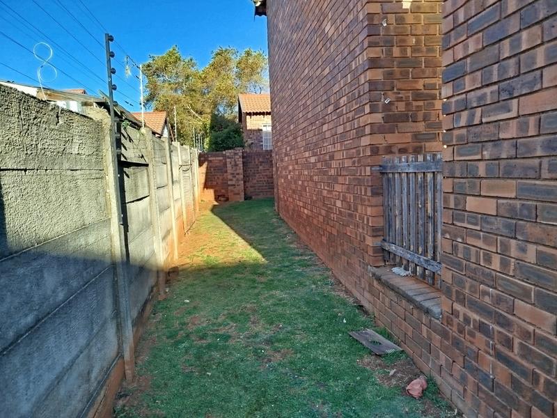 To Let 2 Bedroom Property for Rent in Weltevreden Park Gauteng