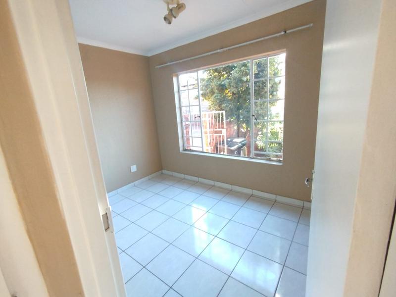 To Let 2 Bedroom Property for Rent in Weltevreden Park Gauteng