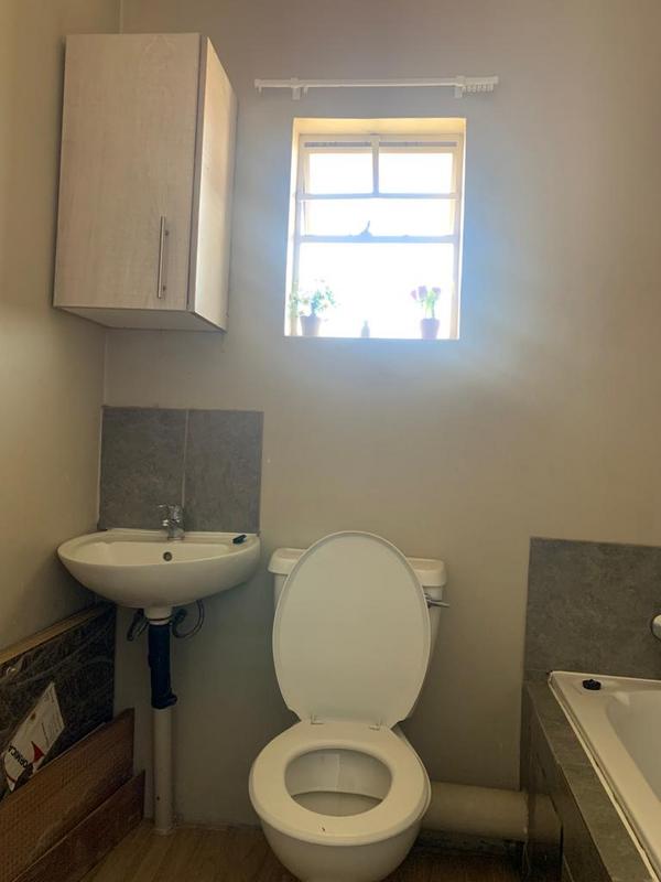 To Let 2 Bedroom Property for Rent in Fleurhof Gauteng