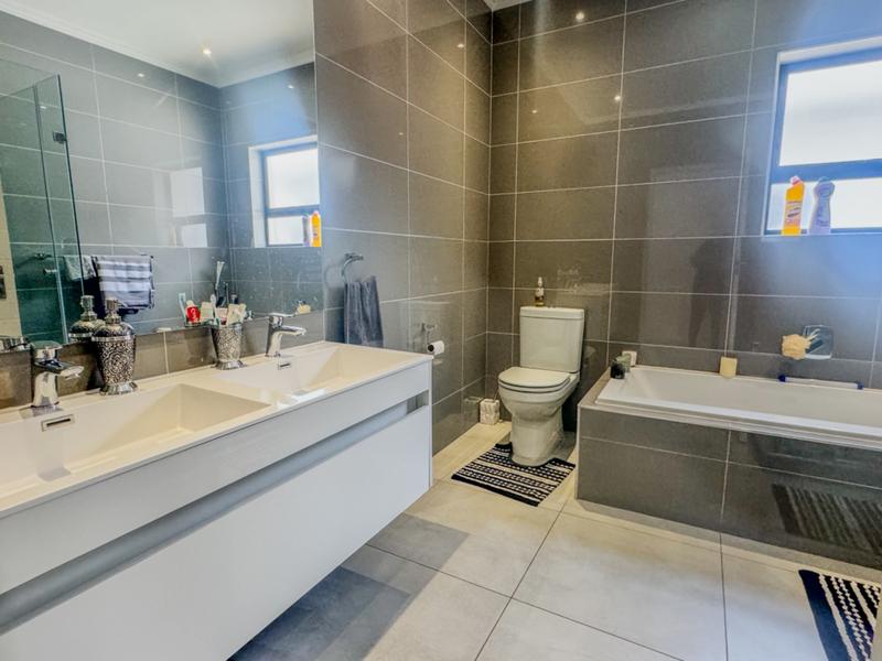 4 Bedroom Property for Sale in Pinehaven Gauteng