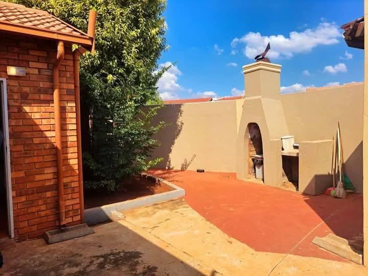 5 Bedroom Property for Sale in Marimba Gardens Gauteng
