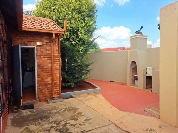 5 Bedroom Property for Sale in Marimba Gardens Gauteng