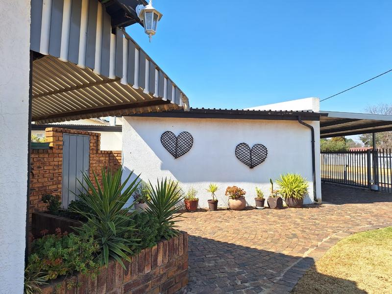 3 Bedroom Property for Sale in Strubenvale Gauteng