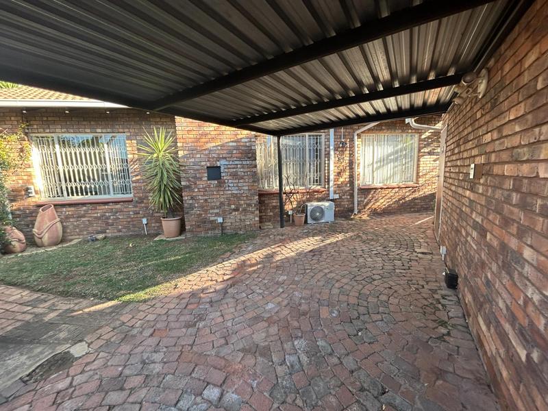 3 Bedroom Property for Sale in Rooihuiskraal Gauteng