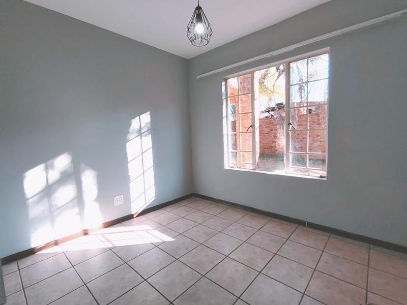 2 Bedroom Property for Sale in Monavoni Gauteng