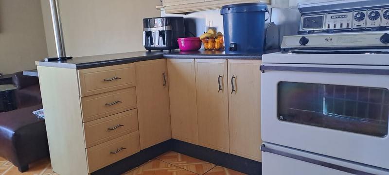 To Let 1 Bedroom Property for Rent in Glenanda Gauteng