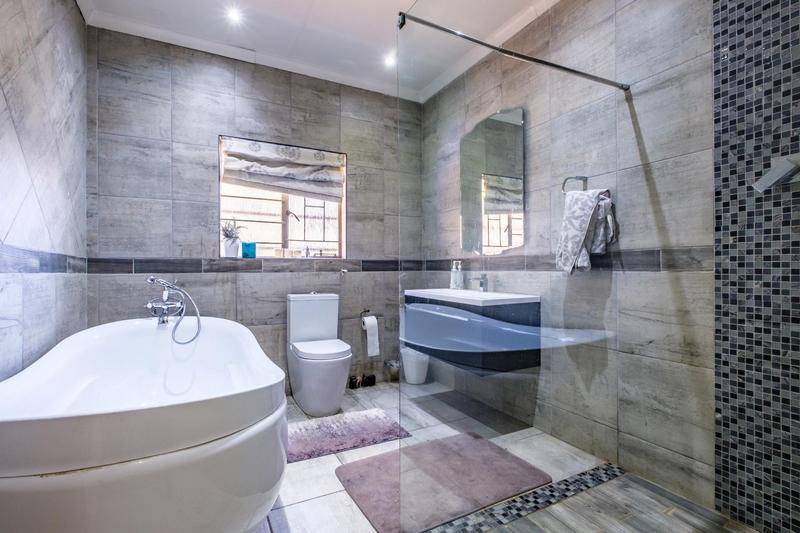 5 Bedroom Property for Sale in Brackendowns Gauteng