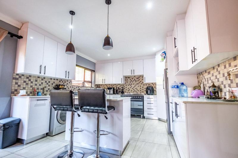 5 Bedroom Property for Sale in Brackendowns Gauteng