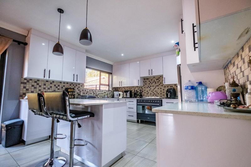 5 Bedroom Property for Sale in Brackendowns Gauteng