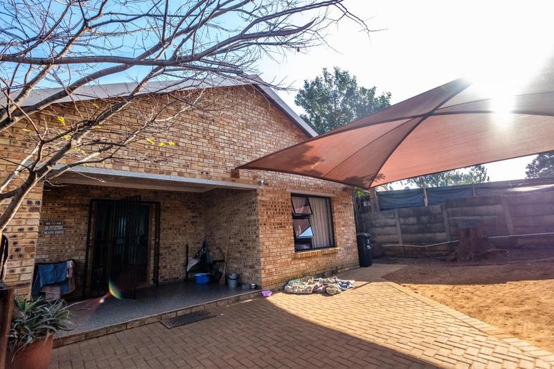 5 Bedroom Property for Sale in Brackendowns Gauteng