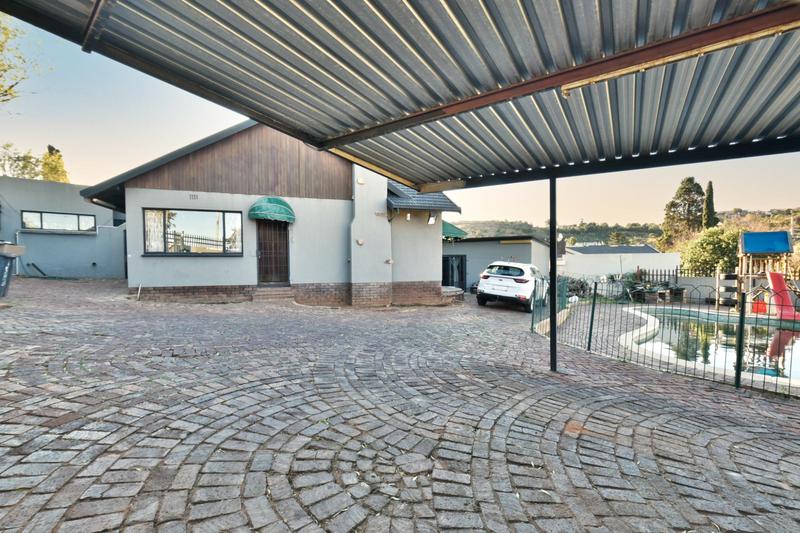 5 Bedroom Property for Sale in Mondeor Gauteng