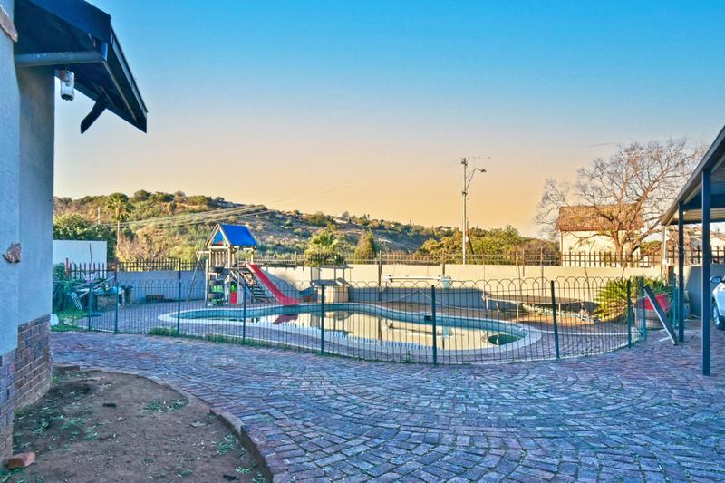 5 Bedroom Property for Sale in Mondeor Gauteng